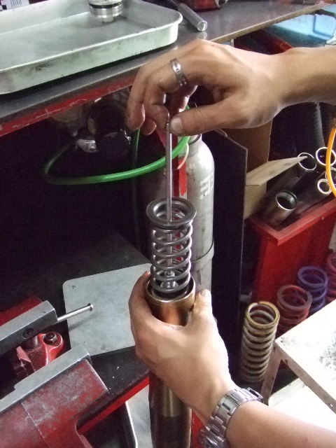 フロントフォーク オーバーホールの流れ / 車体から外した後