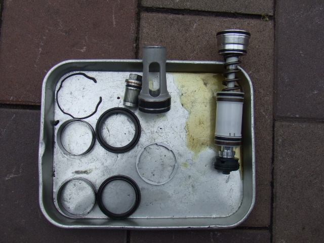 フロントフォーク オーバーホールの流れ / 洗浄・部品交換・調整