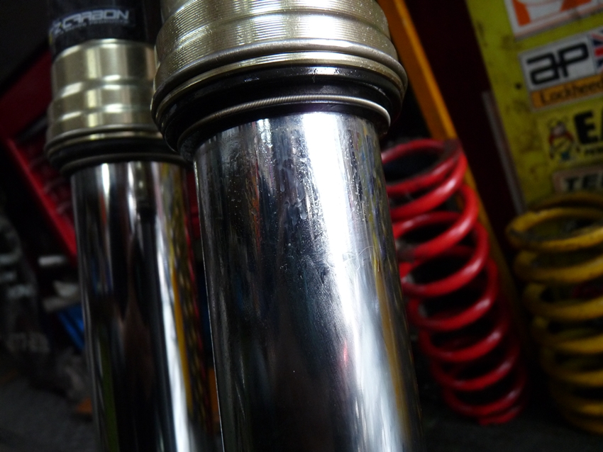 オイル漏れによるサスペンションのトラブル