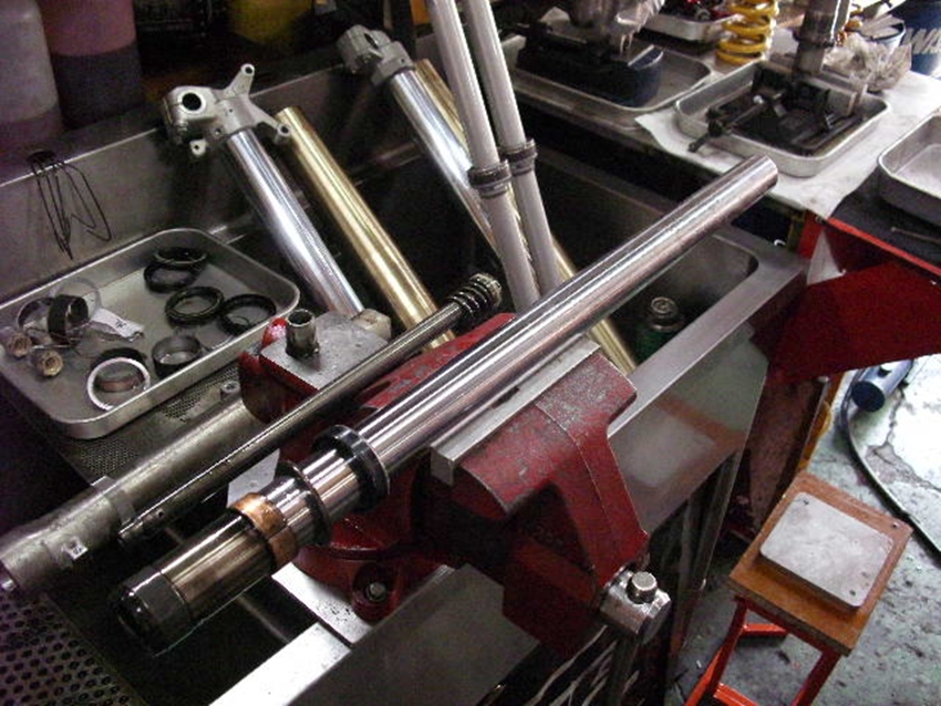 オイル漏れによるサスペンションのトラブル