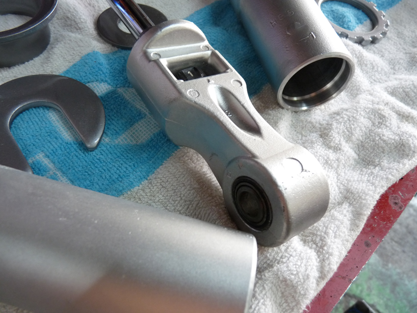 オイル漏れによるサスペンションのトラブル